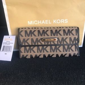 Michael Kors Austin travel 🛫 logo wallet. NWT